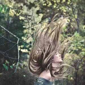 Come infoltire i capelli: strategie naturali e trattamenti medici