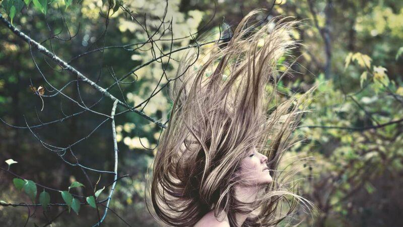 Come infoltire i capelli: strategie naturali e trattamenti medici