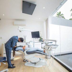 Impianti dentali a Bollate: soluzioni rapide per tornare a sorridere